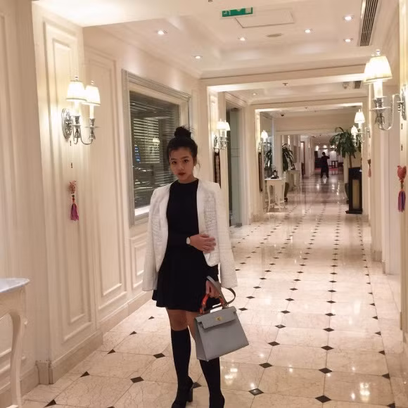 Con gái nghệ sĩ Chiều Xuân cho biết: "Em nhìn tấm gương bố mẹ để học tập, phấn đấu sao cho sau này bằng tuổi bố mẹ, mình cũng được như thế. Điều ở bố mẹ khiến em khâm phục chính là nỗ lực của bố mẹ em khi phải vượt qua nhiều khó khăn, khổ cực để tập luyện".