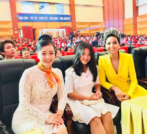 Thời gian thấm thoát trôi qua, cô bé Hồng Khanh ngày nào đã bước vào tuổi dậy thì, trở thành thiếu nữ xinh đẹp, duyên dáng. Xuất hiện cùng mẹ và Hoa hậu H'Hen Niê mới đây trong một sự kiện, trông Hồng Khanh đã "ra dáng" nhiều.