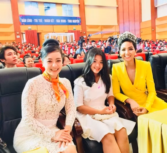 Thời gian thấm thoát trôi qua, cô bé Hồng Khanh ngày nào đã bước vào tuổi dậy thì, trở thành thiếu nữ xinh đẹp, duyên dáng. Xuất hiện cùng mẹ và Hoa hậu H'Hen Niê mới đây trong một sự kiện, trông Hồng Khanh đã "ra dáng" nhiều.