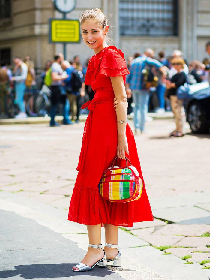 Nguyên tắc 8: Chọn giày cao gót có thể đi bộ cả ngày. Việc phải đứng, đi lại rất nhiều trong tiệc cưới là điều hoàn toàn có thể xảy ra. Không có gì tệ hơn việc đi một đôi giày cao gót không thoải mái và phải tập tễnh chỉ sau vài giờ. Hãy chọn một đôi giày không chỉ hợp với trang phục dự tiệc, vừa thoải mái để giúp bạn tự tin hơn.