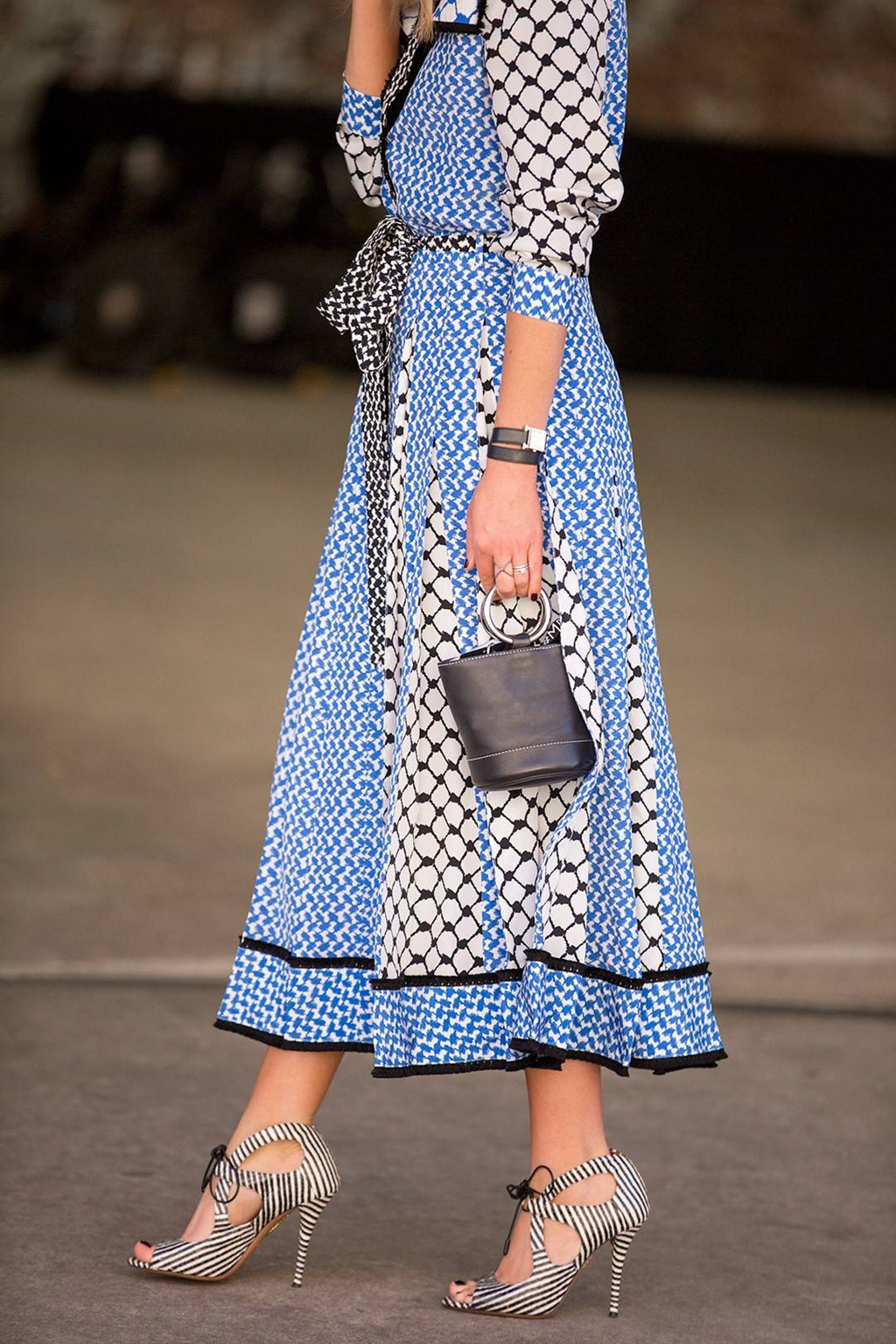 Nguyên tắc 7: Luôn mang theo một chiếc túi xách nhỏ. Chúng sẽ giúp bạn đựng những thứ cần thiết như thỏi son phấn, điện thoại, thậm chí là gói giấy thấm dầu.