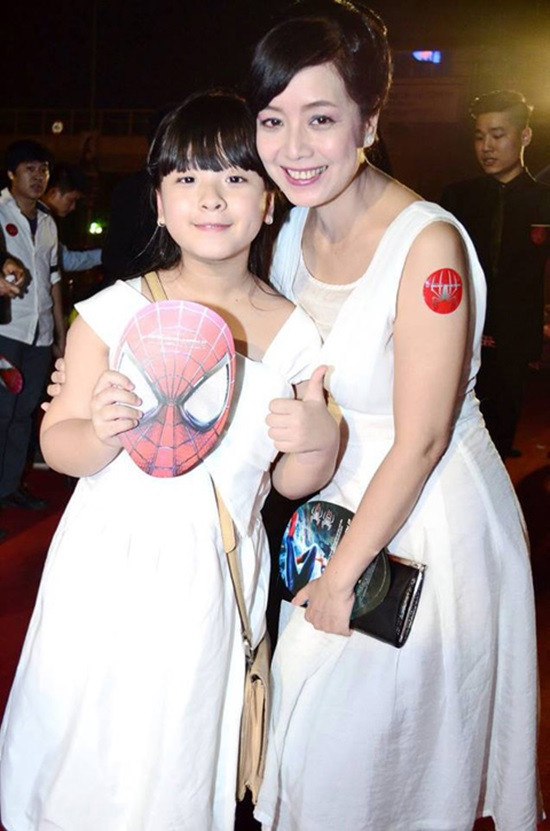 Hồng Khanh là con gái thứ 2 của cặp vợ chồng nghệ sĩ Đỗ Hồng Quân- Chiều Xuân. Khi đi thi Giọng hát Việt nhí, cô bé được chú ý với gương mặt trong sáng, bụ bẫm như búp bê.