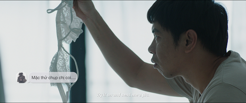 Thái Hòa bỗng nhận được quà tặng là áo lót ngực.