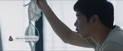 Thái Hòa bỗng nhận được quà tặng là áo lót ngực.