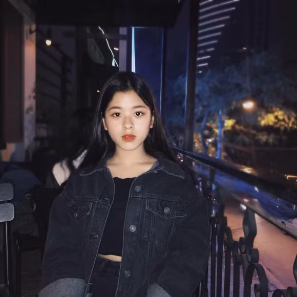 Cô bé vẫn đang miệt mài, cố gắng từng ngày để tự khẳng định bản thân.