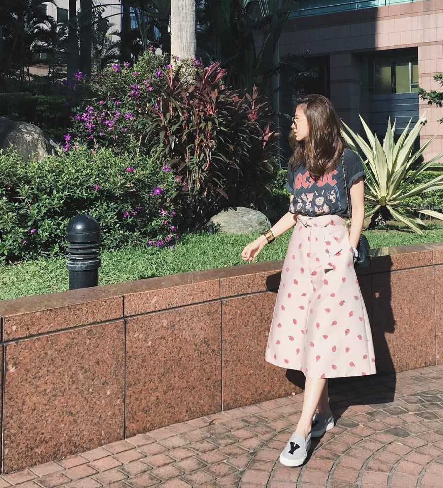 Nữ tính, năng động với chân váy Kết hợp cùng chân váy, ngay cả đến những thiết kế nổi loạn phá cách nhất cũng trở nên nữ tính nhẹ nhàng một cách bất ngờ. Nổi bật với hình in ấn tượng, nhưng các nàng vẫn có thể mix cùng những thiết kế chân váy họa tiết rất xinh mà không hề đối chọi nhau chút nào.