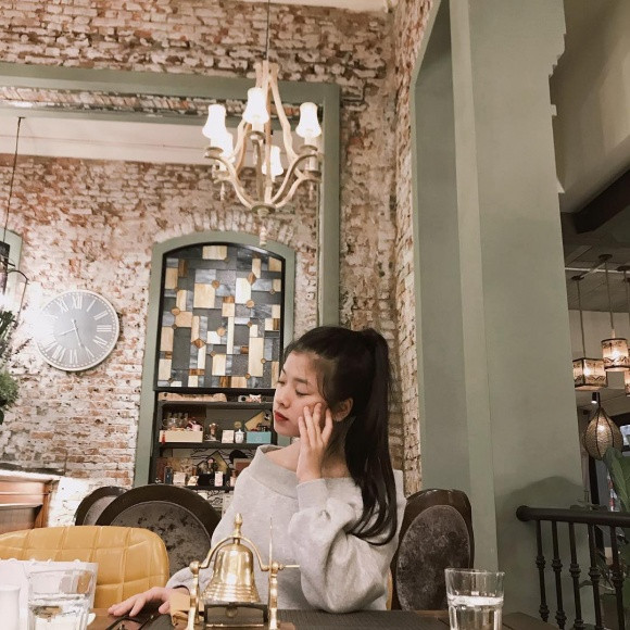 Dù mới 14 tuổi nhưng Hồng Khanh đã có những suy nghĩ chín chắn về sự nổi tiếng, cô cho biết không ngại những bình luận tiêu cực trên mạng xã hội và rất thần tượng ca sĩ Sơn Tùng M-TP.