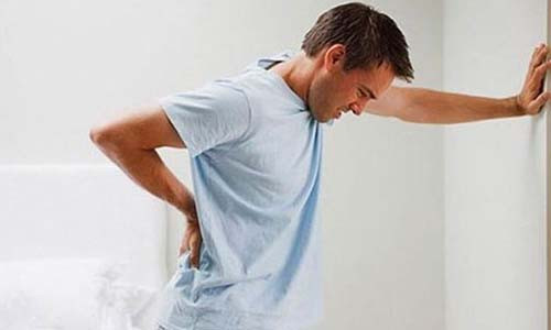 Chong lien tuc son tieu trong dem dong phong, vo phat hoang khong biet vi sao