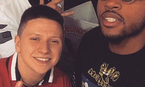 Anh Kenny Bachman (trái) không biết phải phản ứng thế nào với sự việc trớ trêu này.