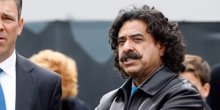 Doanh nhân Shahid Khan (Pakistan) là một trong những người giàu nhất thế giới với tài sản 7,1 tỷ USD. Ông đã từng làm công việc rửa bát đĩa với giá 1,2 USD/giờ để kiếm tiền học đại học tại Mỹ.