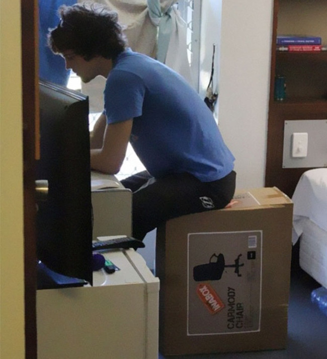 Dùng thế này bao giờ ghế mới hỏng.