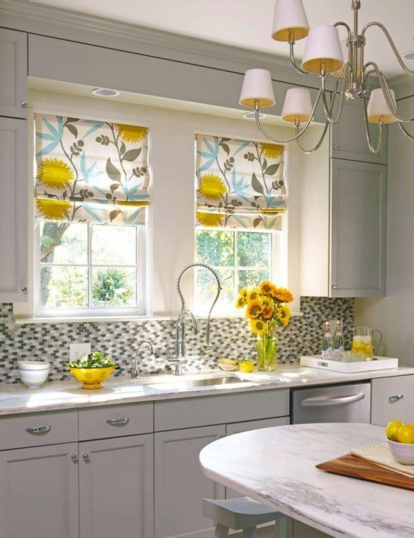 Sắc màu hoa lá của mènh che cửa sổ như mang thật nhiều hình ảnh thiên nhiên vào cho căn bếp. Mành với nhiều màu sắc khác nhau sẽ giúp cho không gian đẹp bình yên, vui tươi trong những ngày mùa hè.