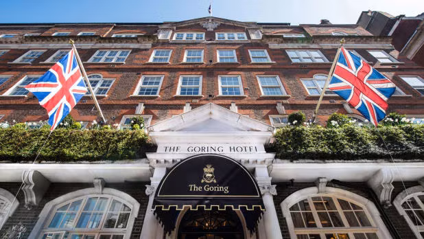 The Goring: Kể từ khi mở cửa lần đầu tiên vào năm 1910, khách sạn gia đình lâu đời nhất của London – The Goring – được điều hành bởi bốn thành viên của gia tộc Goring. Nội thất còn lại đến nay đem đến vẻ ngoài khoáng đạt và đương đại. Cùng sự giúp đỡ từ một số nhà thiết kế nổi tiếng như David Linley, Nina Campbell... The Goring càng nổi bật với phong cách sang trọng xứ sương mù. Sự kết hợp khá cầu kỳ nhưng vẫn mang đặc trưng riêng của một ngôi nhà nước Anh. Khách sạn từng được nữ hoàng Elizabeth phong danh hiệu đã phục vụ tốt các thành viên của Hoàng Gia (Royal Warrant of appointment) vào năm 2013 và đây cũng là nơi có khu vườn tư nhân lớn thứ hai London (sau Cung điện Buckingham).