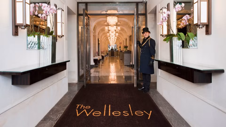 The Wellesley: Đây là một trong những nơi nghỉ dưỡng thời thượng và sang trọng nhất London. Khách sạn phong cách và kín đáo quận Knightsbridge này ban đầu chỉ như một ga tàu điện ngầm, được thiết kế bởi kiến trúc sư người Anh Leslie Green. Tự nhận là "khách sạn boutique sang trọng đầu tiên ở London", The Wellesley có sự tinh tế từ phong cách Art Deco và dịch vụ tuyệt vời. Thêm vào đó là thức ăn tuyệt hảo, một phòng nhạc jazz sôi động, một quầy bar sang trọng phục vụ rượu vang, whisky, Champagnes và xì gà từ hành lang của khách sạn. Hành lang nhỏ được trang hoàng với đèn chùm pha lê riêng biệt, tấm ốp gương, sàn đá lấp lánh và cửa bằng đồng ấn tượng.