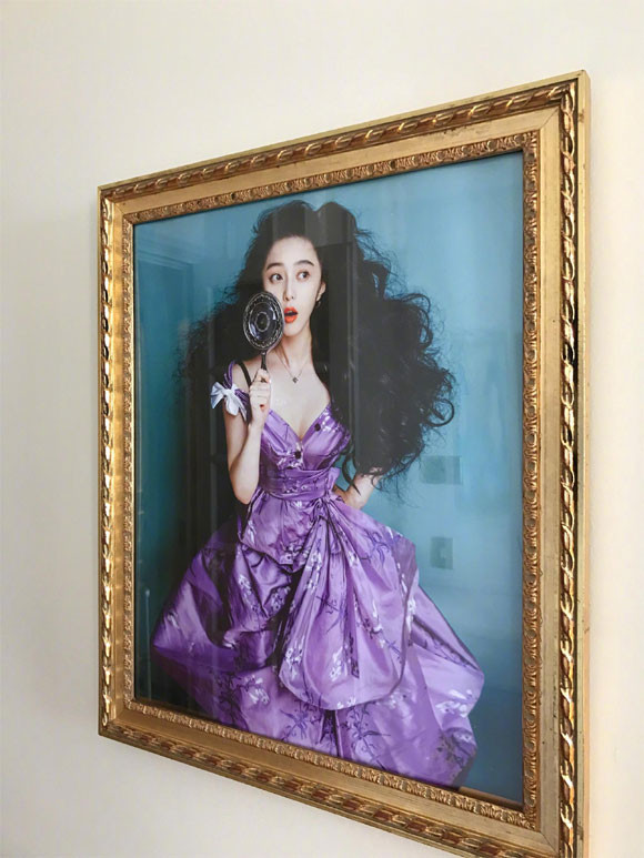 Trong loạt ảnh được hé lộ, căn phòng mà "Nữ hoàng giải trí" Trung Quốc ở có giá lên đến 120 triệu đồng/đêm. Phòng được trang trí cẩn thận với những bức ảnh cực đẹp của cô. Trước đó, nữ diễn viên Phạm Băng Băng chia sẻ: "Căn phòng này khiến tôi có cảm giác ấm áp như ở nhà của chính mình".