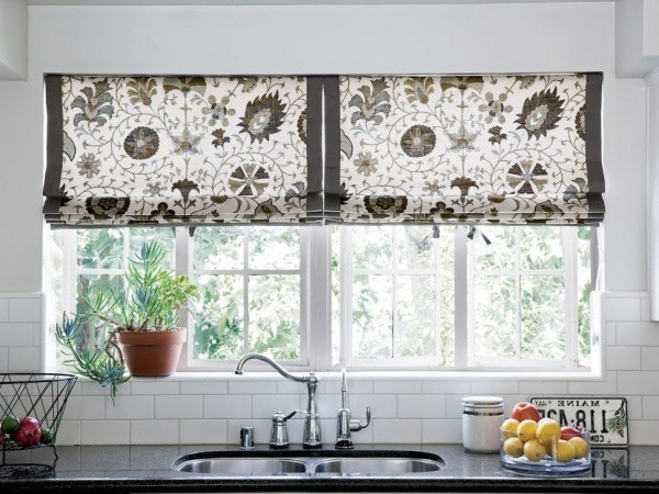 Khi căn phòng nấu nướng được lựa chọn những gam màu đơn giản, bạn cũng có thể chọn mành che cho cửa sổ với kiểu dáng giản dị kết hợp những gam màu hiện có trong bếp.