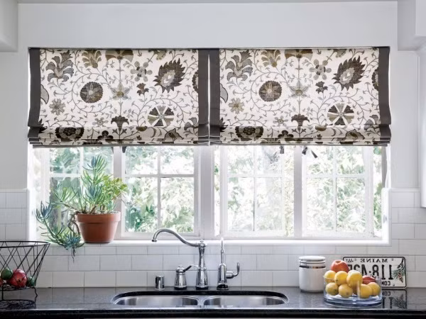 Khi căn phòng nấu nướng được lựa chọn những gam màu đơn giản, bạn cũng có thể chọn mành che cho cửa sổ với kiểu dáng giản dị kết hợp những gam màu hiện có trong bếp.