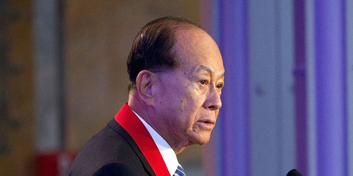 Sau khi cha ông qua đời năm 15 tuổi, ông trùm kinh doanh Li Ka-shing phải nghỉ học để giúp đỡ gia đình. Năm 1950, ông bắt đầu công ty riêng của mình, Cheung Kong Industries, sản xuất nhựa và mở rộng sang bất động sản, với tổng tài sản 34,2 tỷ USD.