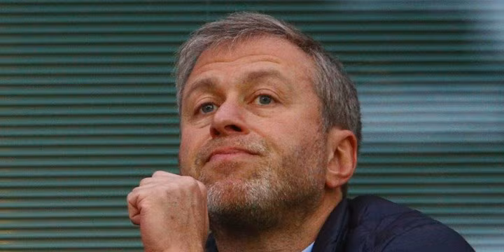 Ông trùm kinh doanh Nga và chủ sở hữu Câu lạc bộ bóng đá Chelsea, Roman Abramovich, sinh ra trong cảnh nghèo khổ và mồ côi khi mới 2 tuổi. Tài sản ròng của ông ước khoảng 11,6 tỷ USD.