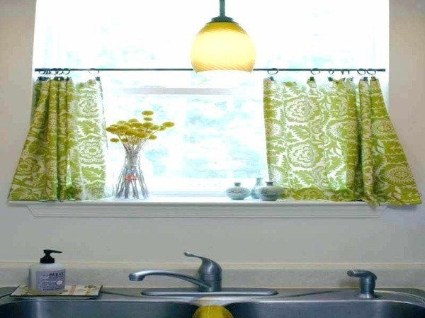 Khi cửa sổ bếp không quá rộng, bạn có thể sử dụng rèm cửa cho một nửa diện tích cửa sổ. Không gian nấu nướng trong bếp trở nên xinh xắn hơn với cách giảm nhiệt đầy sáng tạo này.