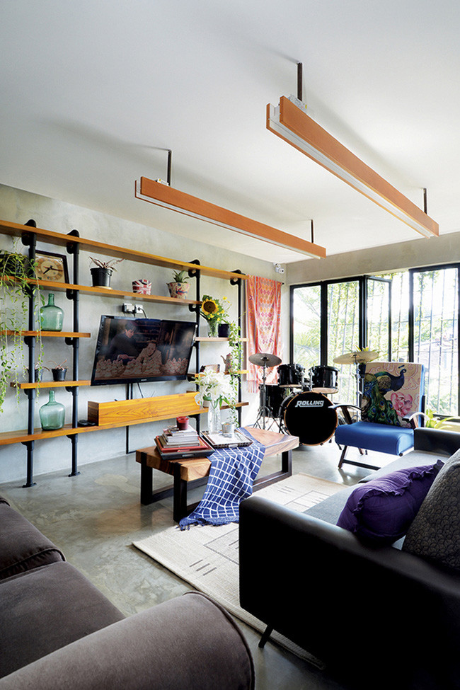 Một nửa tầng 2 là khu vực sinh sống của gia đình chủ nhân ngôi nhà với phòng khách, phòng sinh hoạt chung, phòng bếp, phòng ăn…