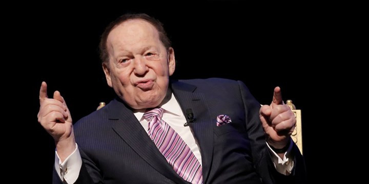 Sheldon Adelson, con trai của một lái xe taxi, lớn lên ở Dorchester, Massachusetts, và bán báo kiếm tiền ở tuổi 12. Hiện, ông là chủ của Las Vegas Sands, công ty sòng bạc lớn nhất thế giới, và được coi là nhà tài trợ chính trị lớn nhất ở Mỹ. Tài sản ròng: 40,6 tỷ USD.