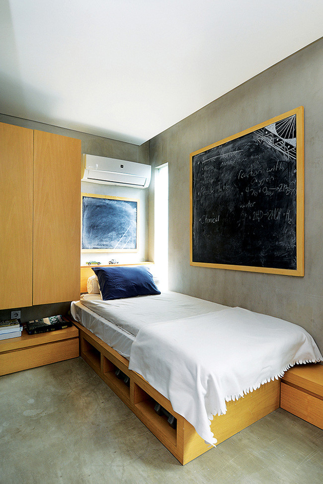 Những căn phòng trọ xinh xắn với kích thước khoảng 3,5 x 4 m bao gồm cả phòng tắm và WC, giường, bàn làm việc, tủ quần áo, giá sách. Nơi đây luôn tràn đầy ánh sáng và gió tự nhiên.