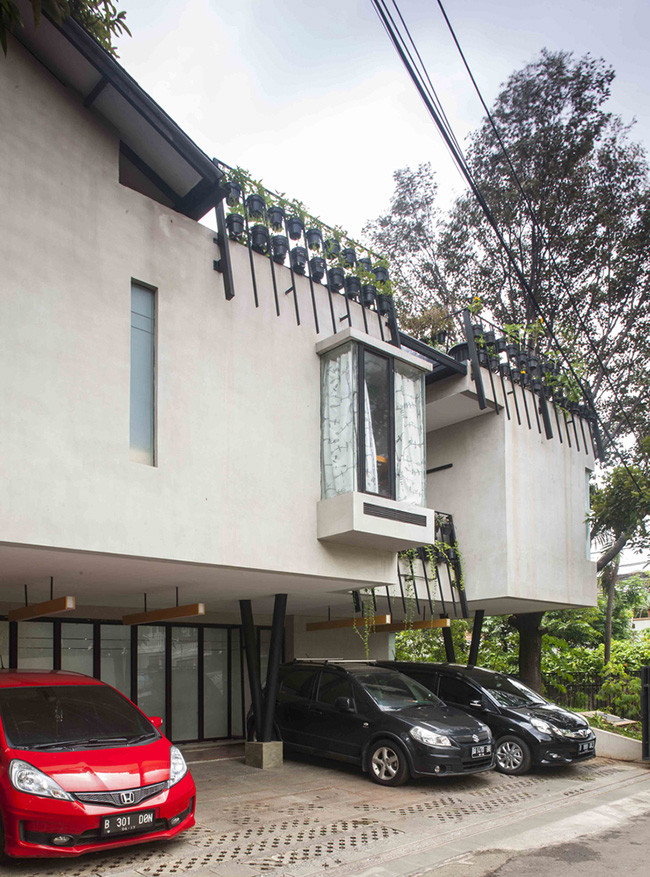 Mặt sau tầng trệt của ngôi nhà được xây thụt vào để giành vị trí làm nơi để xe.