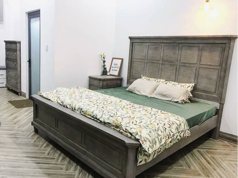 Ngoài nhà ở thì chị Hải Yến cũng tự tay decor cho tiệm trà sữa của mình. “Rất nhiều người tới hỏi thăm người thiết kế quán này là ai và khi biết cô chủ chính là người thiết kế thì họ rất ngạc nhiên và không tiếc lời khen, điều này thật sự khiến mình rất vui.