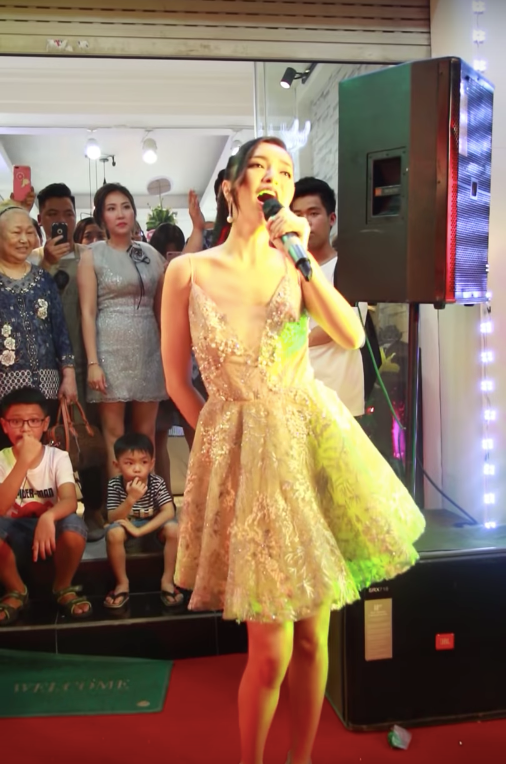 Tuy nhiên, chẳng những không tự ti về vòng 1 phẳng lì, Bích Phương lại rất hay khoe và tự nhận “vòng 1 lép mà sang”.