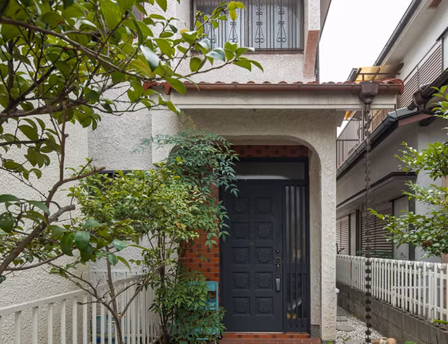 Ngôi nhà được xây dựng trước năm 1981 dựa trên các tiêu chuẩn trước đây về chống động đất. Do đó, việc cải tạo cơ cấu là vô cùng cần thiết hiện nay.