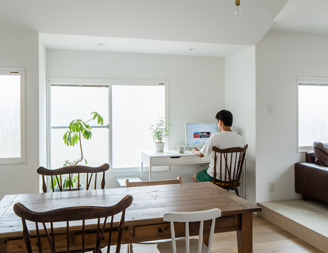 Toàn bộ không gian tường màu trắng càng làm cầu thang bằng gỗ thêm nổi bật, trở thành điểm nhấn cho ngôi nhà. Góc làm việc nhỏ xinh, được đặt lưu động ở phòng khách nhằm tiết kiệm diện tích sử dụng chung.