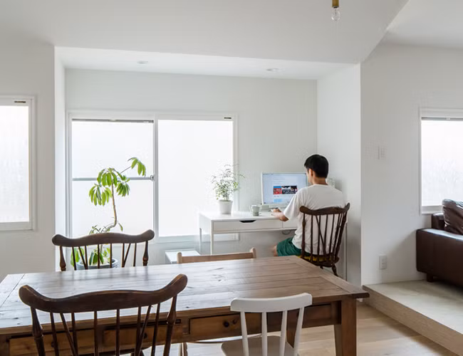 Toàn bộ không gian tường màu trắng càng làm cầu thang bằng gỗ thêm nổi bật, trở thành điểm nhấn cho ngôi nhà. Góc làm việc nhỏ xinh, được đặt lưu động ở phòng khách nhằm tiết kiệm diện tích sử dụng chung.