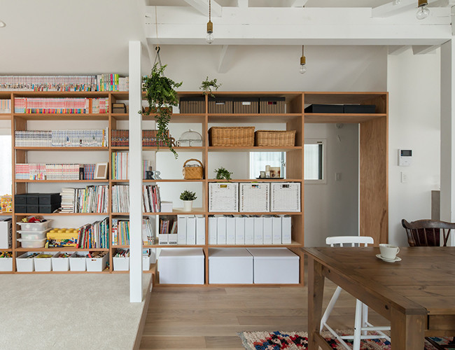 Ban đầu phòng khách nằm ở tầng một, nhưng đã được chuyển lên tầng hai để có thể đón ánh sáng ban ngày và gió nhiều hơn.