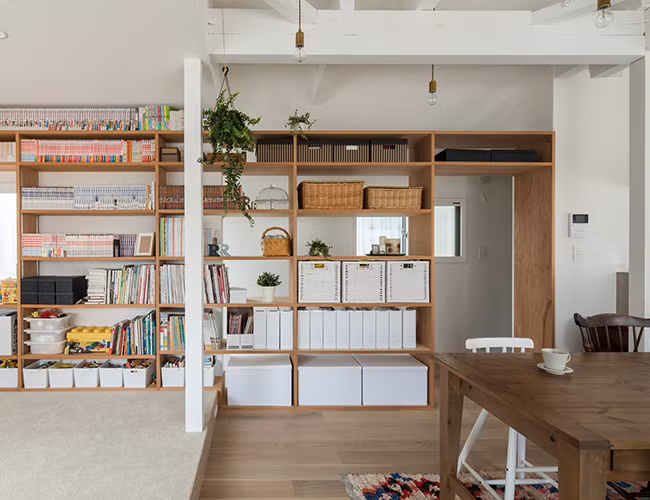 Ban đầu phòng khách nằm ở tầng một, nhưng đã được chuyển lên tầng hai để có thể đón ánh sáng ban ngày và gió nhiều hơn.