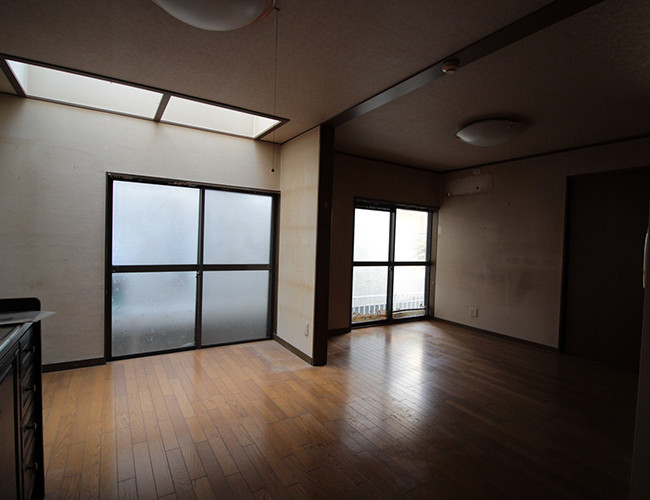 Căn nhà trước khi được tu sửa. Diện tích mỗi phòng khá nhỏ và có thiết kế giống các căn nhà truyền thống ở Hàn Quốc.