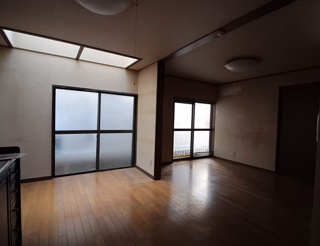 Căn nhà trước khi được tu sửa. Diện tích mỗi phòng khá nhỏ và có thiết kế giống các căn nhà truyền thống ở Hàn Quốc.