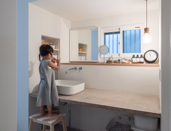 Trồng cây trong nhà nói chung và trong phòng khách nói riêng luôn mang lại cảm giác tươi mới. Phòng tắm được thiết kế tối giản với bố cục hình khối.