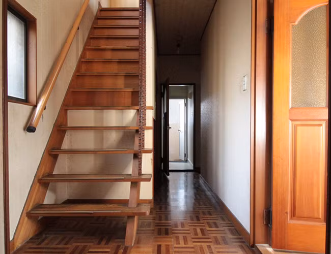 Cầu thang với tay vịn mỏng không an toàn cho trẻ nhỏ lên xuống.