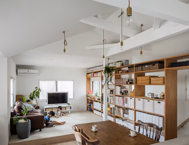 Phòng bếp với ý tưởng từ những gam màu trắng tạo sự sang trọng và tinh tế. Cầu thang ốp mặt gỗ phù hợp với mọi căn nhà theo xu hướng hiện nay. Một góc đọc sách nằm ngay trong phòng khách với đầy đủ ánh sáng tự nhiên.