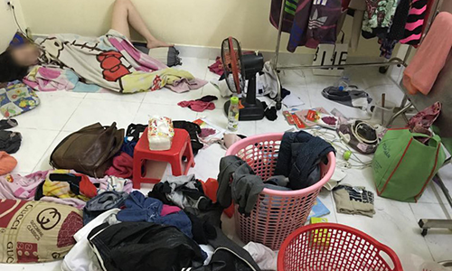 Bức ảnh của cô gái vô tư ngủ giữa đống đồ đạc ngổn ngang được bạn trai đăng tải khiến dân mạng choáng váng.
