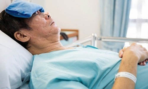 Sau khi bị vợ hạ độc, anh Trương có hiện tượng chảy máu mũi, miệng... nên đã phải nhập viện. (Ảnh minh họa)