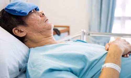 Sau khi bị vợ hạ độc, anh Trương có hiện tượng chảy máu mũi, miệng... nên đã phải nhập viện. (Ảnh minh họa)