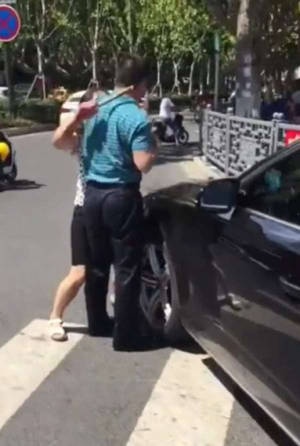 Người chồng ngăn vợ không lao vào nhân tình.