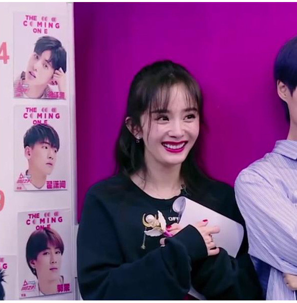 Trước đó, Dương Mịch có những hình ảnh do chính studio của cô nàng tung ra. So với các khoảnh khắc trong show truyền hình thì rõ ràng việc lạm dụng photoshop là có thật. Cô trông trẻ trung và ngây thơ hơn hẳn. Dương Mịch là người đẹp liên tục vướng nhiều nghi án phẫu thuật thẩm mỹ như gọt hàm, nâng mũi, tiêm botox… nhưng chưa một lần cô lên tiếng đính chính.