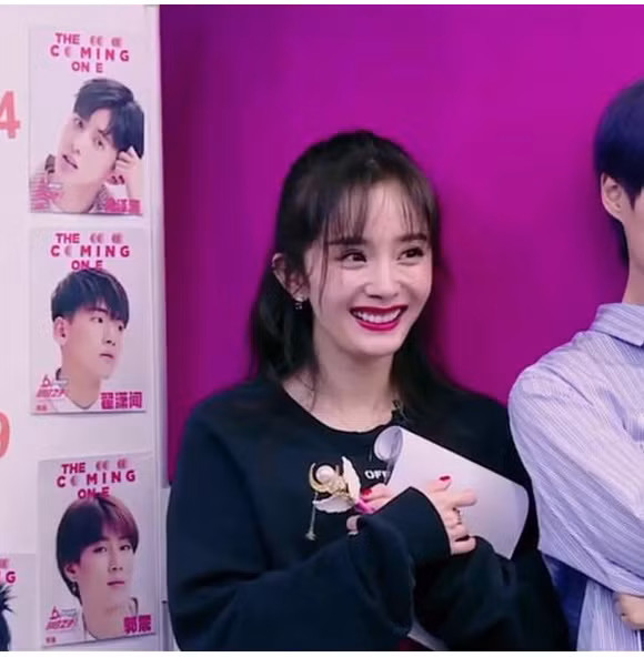 Trước đó, Dương Mịch có những hình ảnh do chính studio của cô nàng tung ra. So với các khoảnh khắc trong show truyền hình thì rõ ràng việc lạm dụng photoshop là có thật. Cô trông trẻ trung và ngây thơ hơn hẳn. Dương Mịch là người đẹp liên tục vướng nhiều nghi án phẫu thuật thẩm mỹ như gọt hàm, nâng mũi, tiêm botox… nhưng chưa một lần cô lên tiếng đính chính.