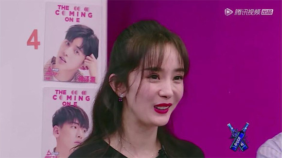 Mới đây, show truyền hình Dương Mịch tham gia được phát sóng khiến nhiều người phải bất ngờ. Trong các khoảnh khắc, cô lộ gương mặt thô cứng, già nua, biểu cảm gượng gạo. Ở góc nghiêng, nữ diễn viên Dương Mịch cho thấy cằm nhọn thiếu tự nhiên. Hầu hết công chúng cho rằng, Dương Mịch lạm dụng botox làm cho dung nhan ngày một đi xuống.