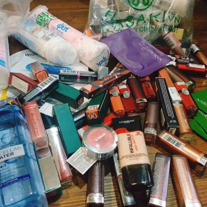 Chong buc xuc bo nha di khi biet vo mua sam bat mang