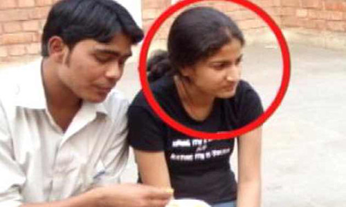 Nạn nhân Nirupama Pathak bên chồng sắp cưới của mình.