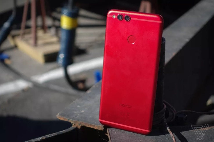 Mặc cho giá thành chỉ 200 USD, Honor 7X vẫn sở hữu màu đỏ trông rất hấp dẫn.